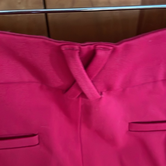 Anthropologie Essential Slim Cropped Pant in perfect red. Size 8. Stretch. - Picture 4 of 5